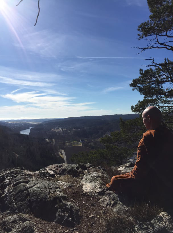 Ajahn Ajito mediterer på fjellet
