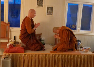 Buddhistmunkene viser hverandre respekt
