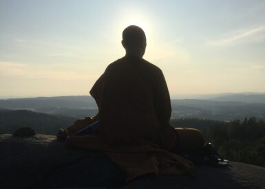 Ajahn Ajito mediterer på fjellet