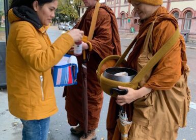 Buddhistmunker får mat på almissevandring