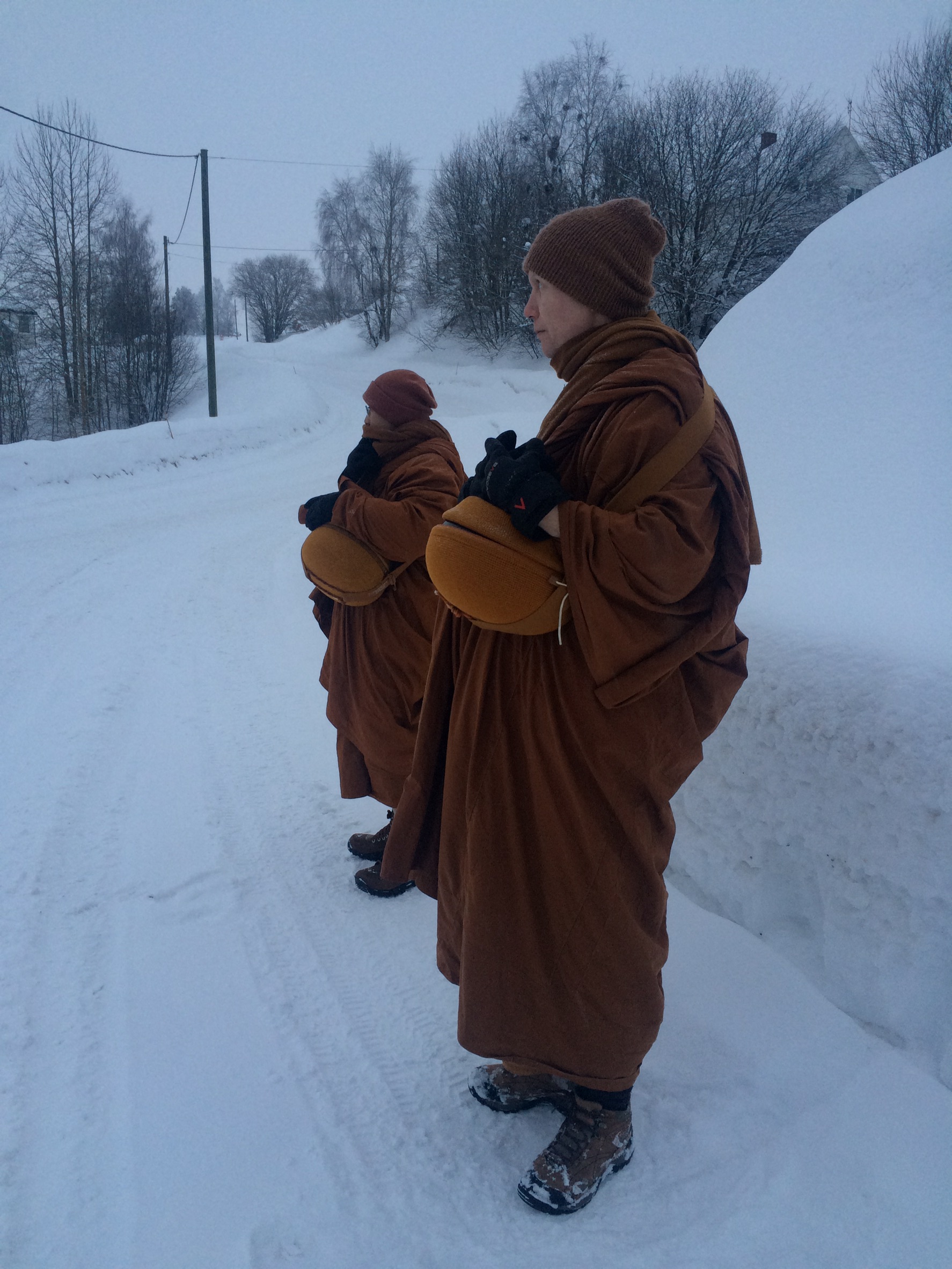 Buddhistmunker på almissevandring