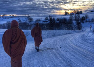 Buddhistmunker på almissevandring