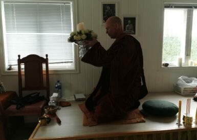 Ajahn Ajito gjør buddhistisk rituale