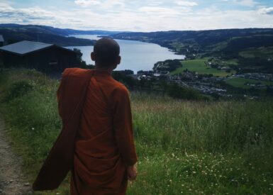 Buddhistmunk titter utover utsikten