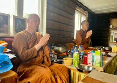 Munkene resiterer buddhistiske vers før maten